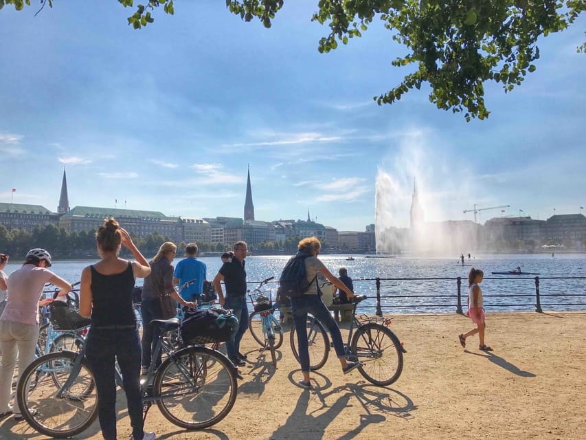 Radtour um die Alster & durch traumhafte Alsterviertel - Practical Comfort: Helmets, Skill Level, and Group Flow