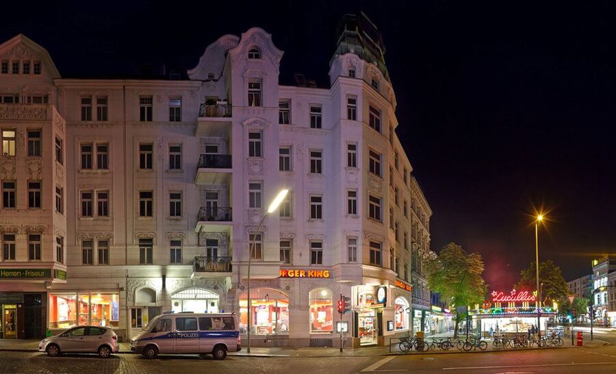 Reeperbahn Walking Tour with St. Pauli Local - Starting with a Zündkerze at the top of the Reeperbahn
