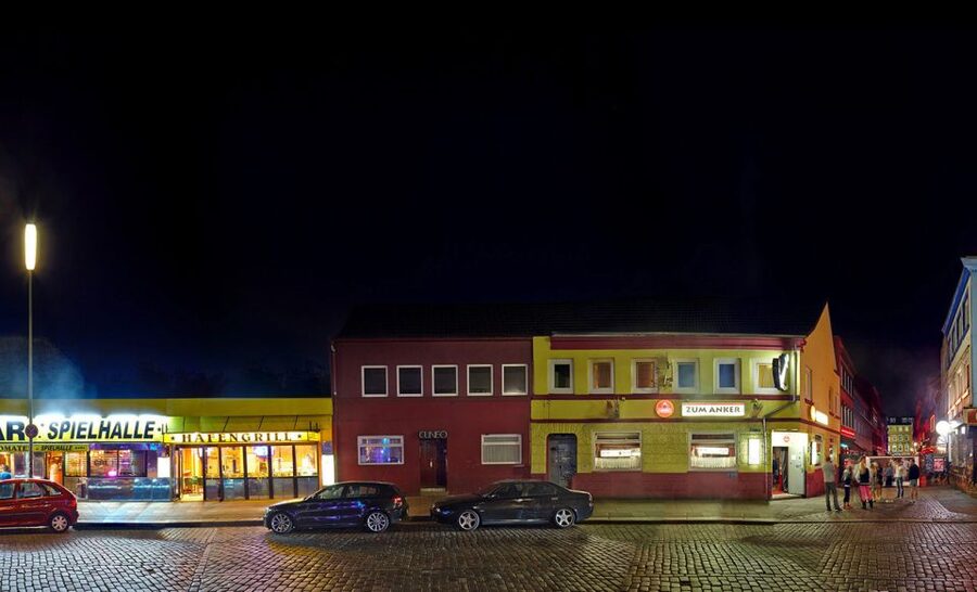 Reeperbahn Walking Tour with St. Pauli Local - End the walk with a farewell drink at a local bar