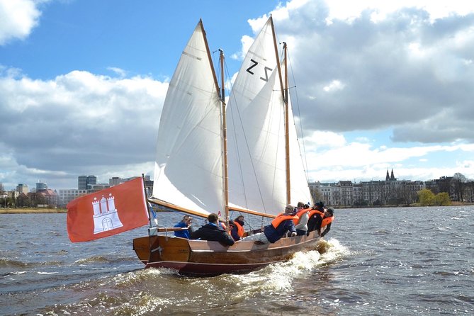 Sailing trip on the Hamburg Outer Alster - Sailing on Außenalster Beats the Big Boat Routine