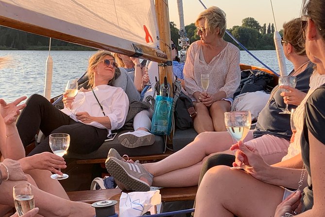 Sailing trip on the Hamburg Outer Alster - Sailing vs Floating: How Wind Affects Your Hands-On Time