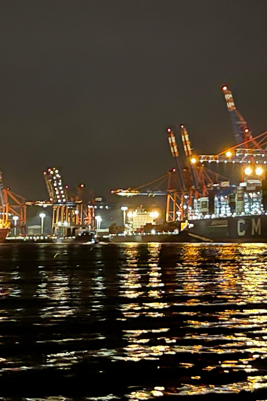 Sailing trip ''the Elbe by night", Hamburg/Elbe - The yacht: 42 feet, modern comfort, and real sailing energy