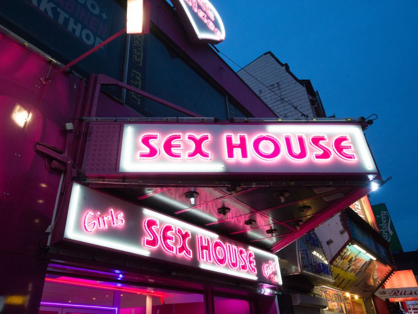 St. Pauli Tour: Drag-Attack with Barbie Stupid & Lee Jackson - A peek into a sex shop: adult, but framed as context