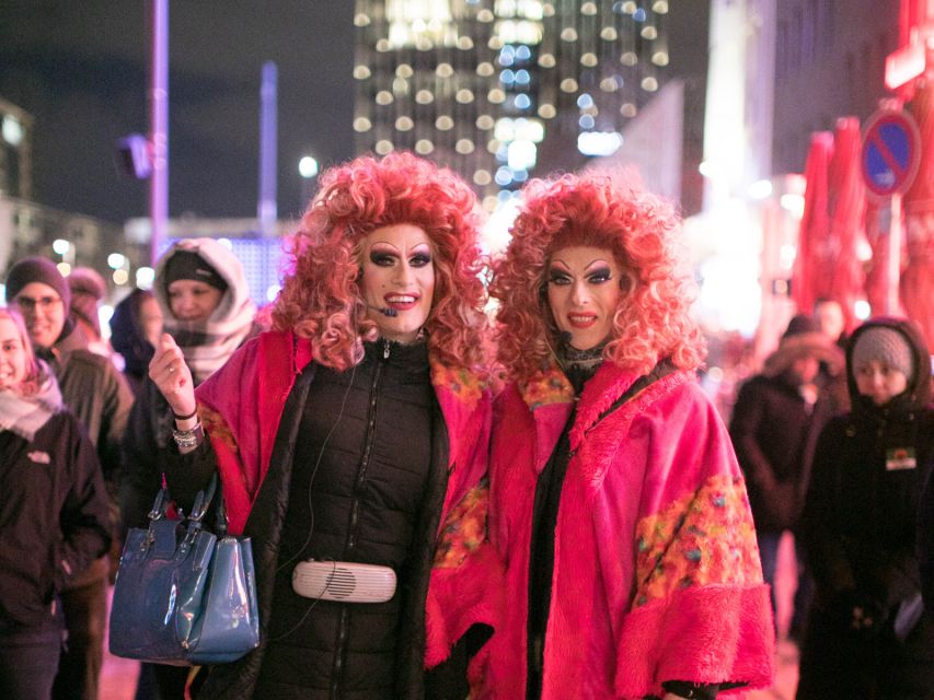 St. Pauli Tour: Drag-Attack with Barbie Stupid & Lee Jackson - Midtour refreshment and a shot of liquor: a break that keeps pacing